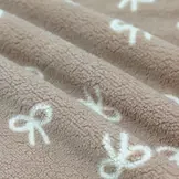 Teddy Stof Donker Beige met Naturel Strik – Zacht & Schattig