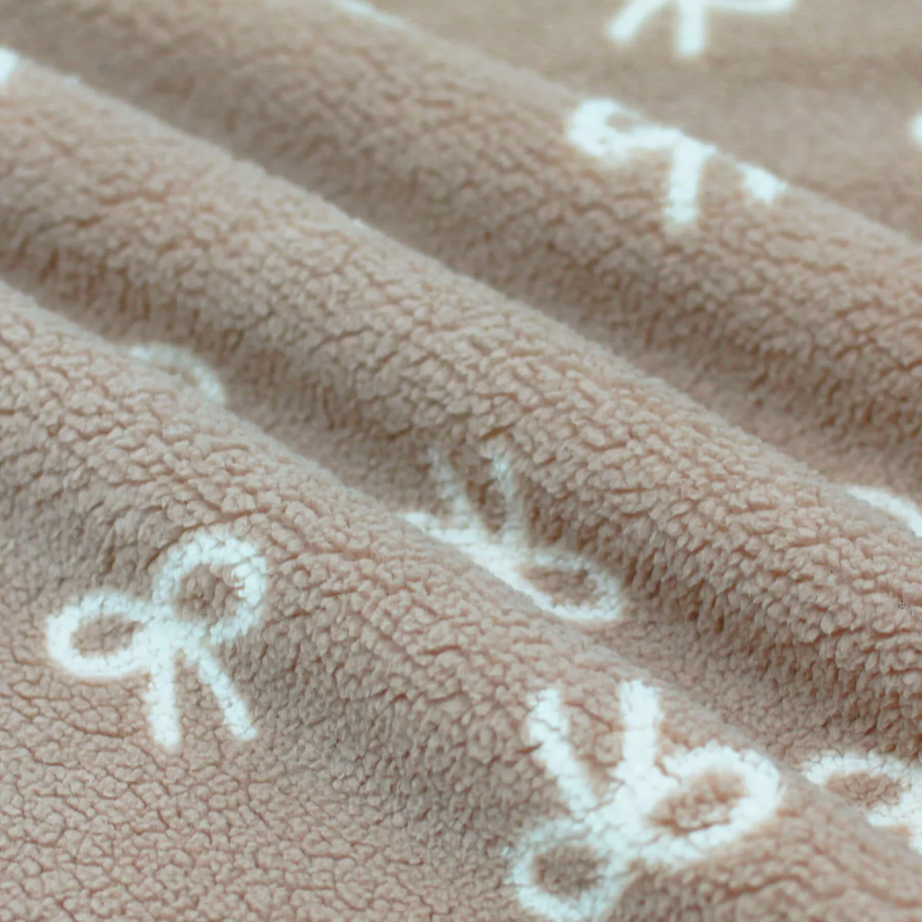 Teddy Stof Donker Beige met Naturel Strik – Zacht & Schattig