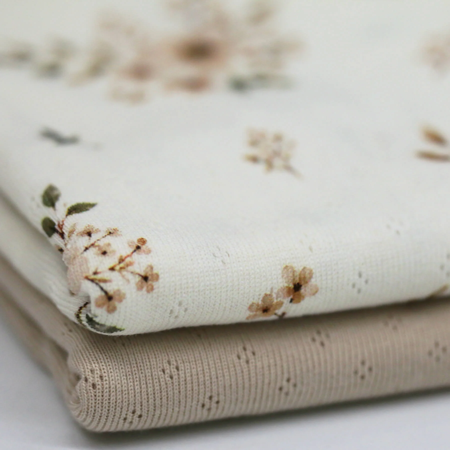 Pointelle Jersey Naturel Bloemenboeket – Zacht, Luchtig & Rekbaar