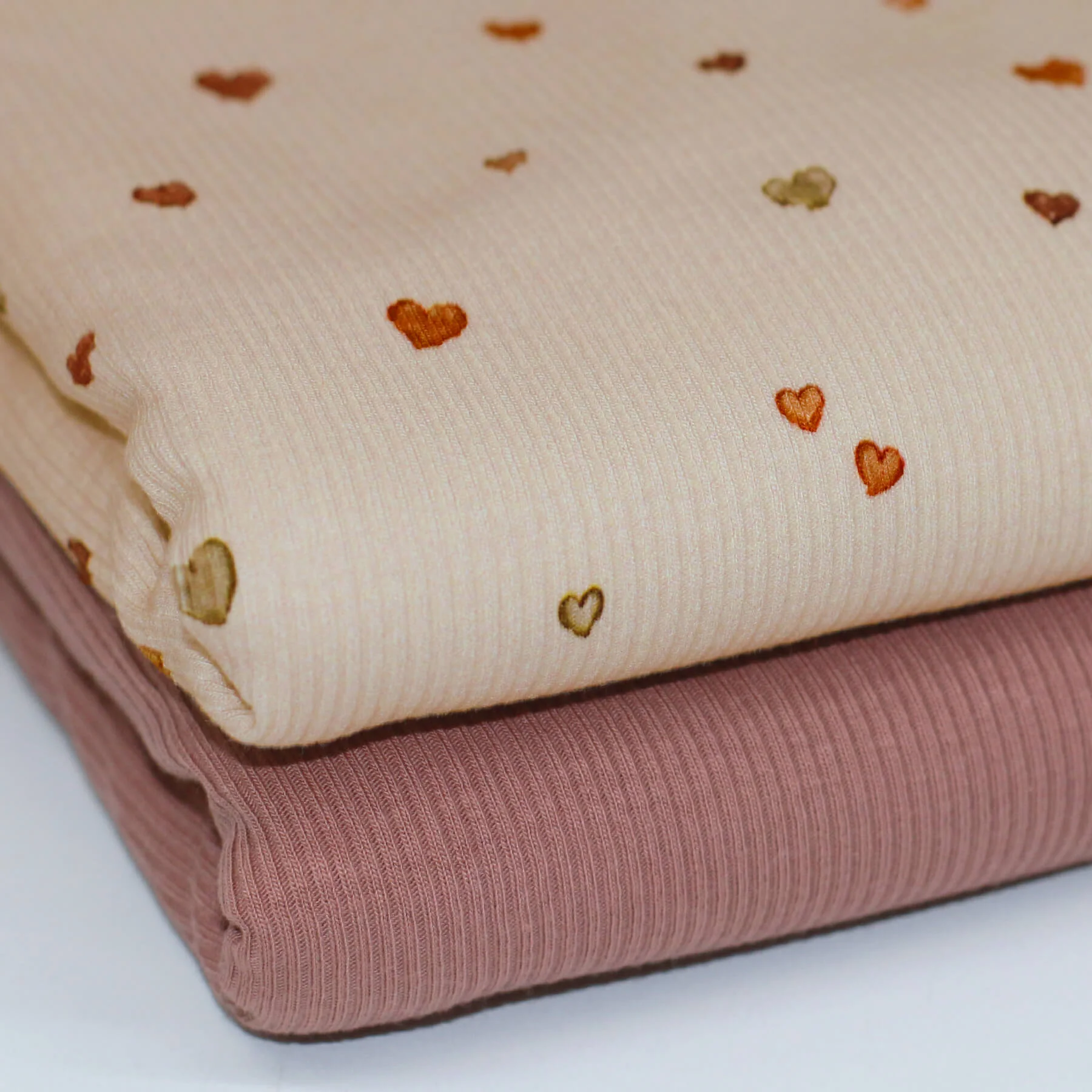 Rib Jersey Stof Confettihartjes – Speelse Hartjesprint