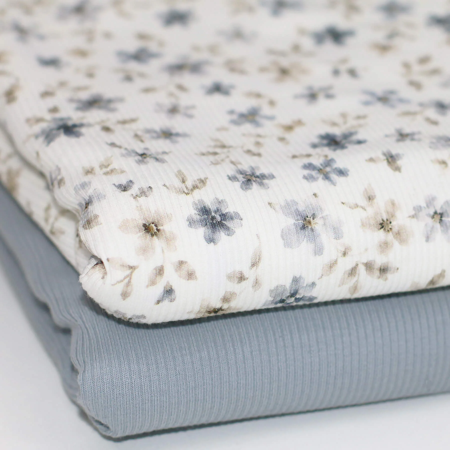 Rib Jersey Stof Wilde Bloei Staalblauw – Fris & Lief