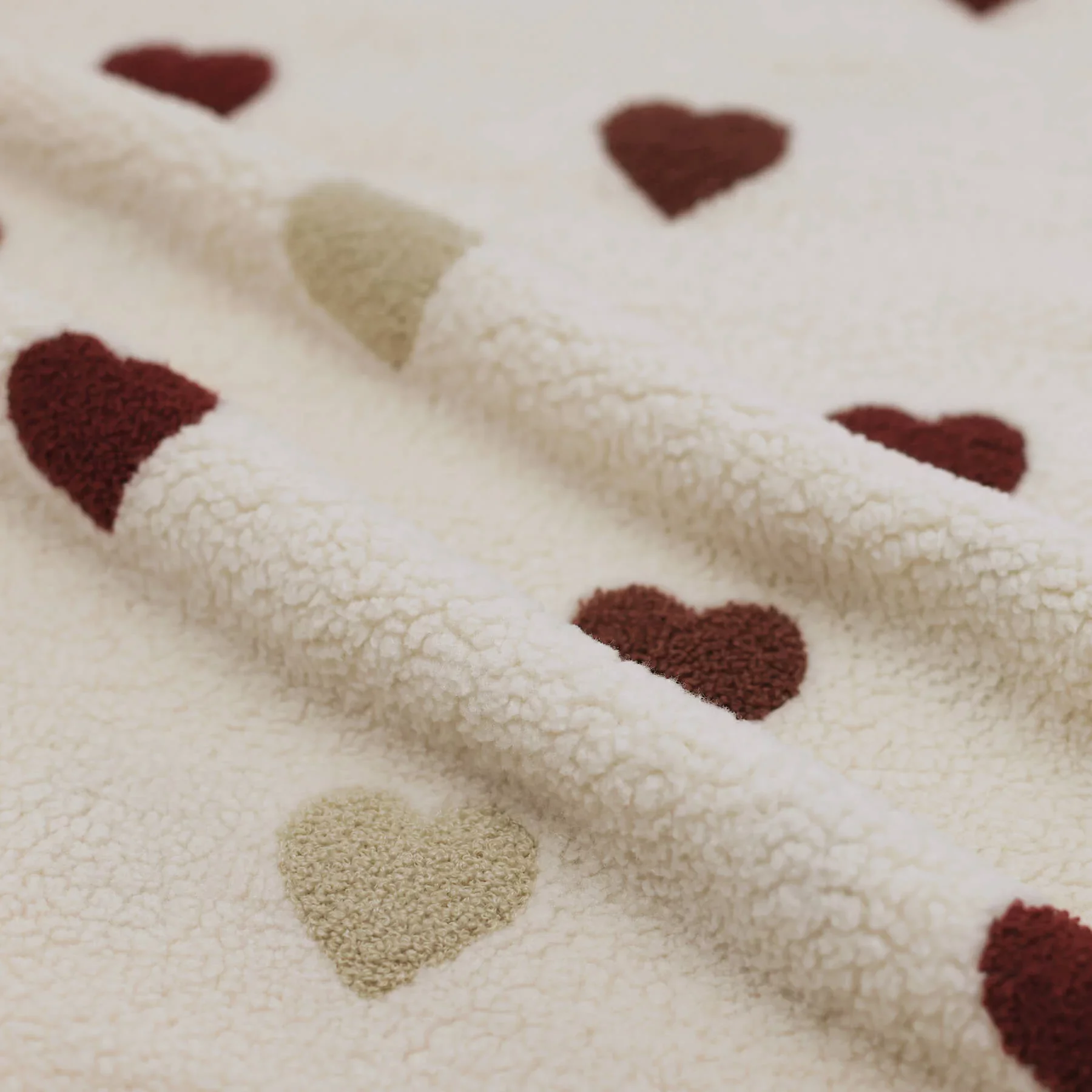 Teddy Stof Geborduurd Grote Harten Naturel – Zacht & Warm