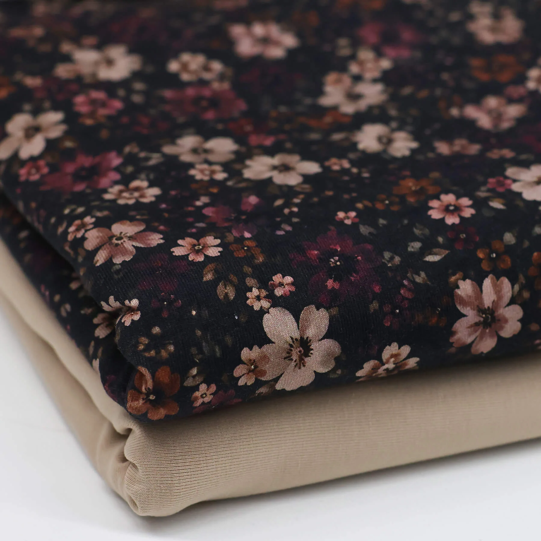 Jersey Katoen Donkere Bloem – Stoer met een Romantische Twist