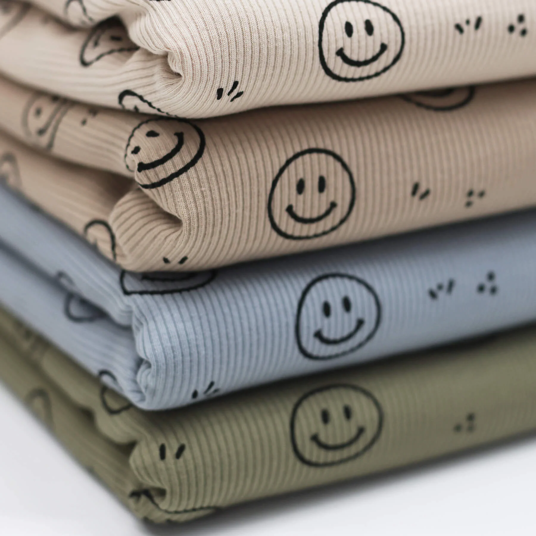 Rib Jersey Stof Bedrukt Smiley Staalblauw – Vrolijk & Rekbaar