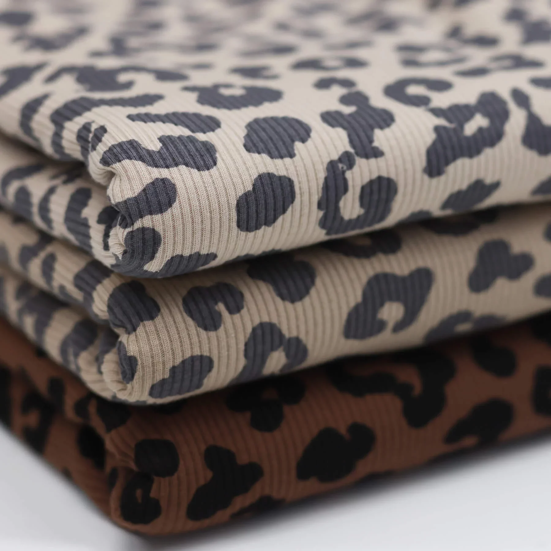 Rib Jersey Stof Grote Luipaard Licht Beige – Stoer, Zacht & Rekbaar