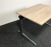Ahrend Essa Knop Verstelbaar Bureau - Midden Eiken Blad | 120 x 80 cm Ahrend Essa Knop Verstelbaar Bureau - Midden Eiken Blad | 120 x 80 cm