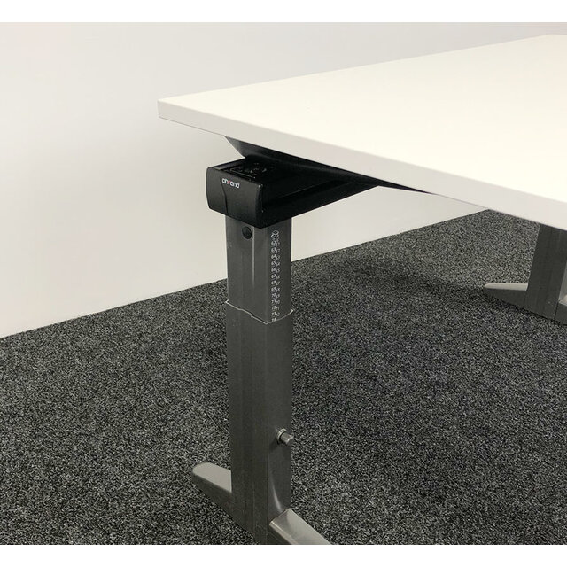 Ahrend Essa Knop Verstelbaar Bureau - Wit Blad | 120 x 80 cm Ahrend Essa Knop Verstelbaar Bureau - Wit Blad | 120 x 80 cm