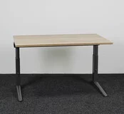 Ahrend Essa Knop Verstelbaar Bureau - Midden Eiken Blad | 140 x 80 cm Ahrend Essa Knop Verstelbaar Bureau - Midden Eiken Blad | 140 x 80 cm