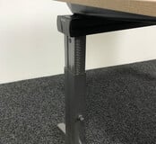 Ahrend Essa Knop Verstelbaar Bureau - Midden Eiken Blad | 140 x 80 cm Ahrend Essa Knop Verstelbaar Bureau - Midden Eiken Blad | 140 x 80 cm