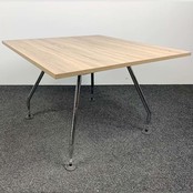 Vitra Ad Hoc Designtafel 110x110 cm Nieuw Midden Eiken Blad Vitra Ad Hoc Designtafel 110x110 cm Nieuw Midden Eiken Blad