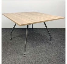 Vitra Ad Hoc Tafel - 110 x 110 cm | Nieuw Midden Eiken Blad