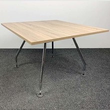 Vitra Ad Hoc Tafel - 110 x 110 cm | Nieuw Midden Eiken Blad