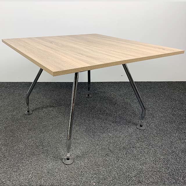 Vitra Ad Hoc Designtafel 110x110 cm Nieuw Midden Eiken Blad Vitra Ad Hoc Designtafel 110x110 cm Nieuw Midden Eiken Blad