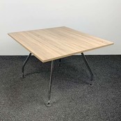 Vitra Ad Hoc Designtafel 110x110 cm Nieuw Midden Eiken Blad Vitra Ad Hoc Designtafel 110x110 cm Nieuw Midden Eiken Blad
