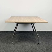 Vitra Ad Hoc Designtafel 110x110 cm Nieuw Midden Eiken Blad Vitra Ad Hoc Designtafel 110x110 cm Nieuw Midden Eiken Blad