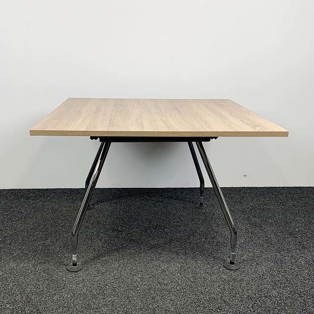 Vitra Ad Hoc Designtafel 110x110 cm Nieuw Midden Eiken Blad Vitra Ad Hoc Designtafel 110x110 cm Nieuw Midden Eiken Blad