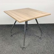 Vitra Ad Hoc Designtafel 80x80 cm Nieuw Midden Eiken Blad Vitra Ad Hoc Designtafel 80x80 cm Nieuw Midden Eiken Blad