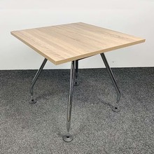 Vitra Ad Hoc Designtafel 80x80 cm Nieuw Midden Eiken Blad
