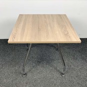 Vitra Ad Hoc Designtafel 80x80 cm Nieuw Midden Eiken Blad Vitra Ad Hoc Designtafel 80x80 cm Nieuw Midden Eiken Blad