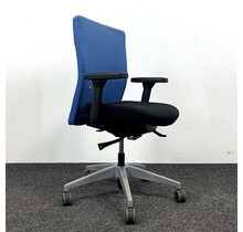 Interstuhl AIR bureaustoel, zwarte en blauwe stoffering