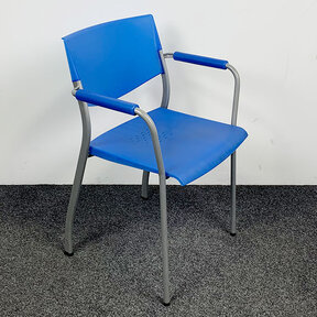 Ahrend Stoel met Armleggers - Blauwe Kunststof Zitting