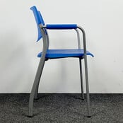 Ahrend Stoel met Armleggers - Blauwe Kunststof Zitting