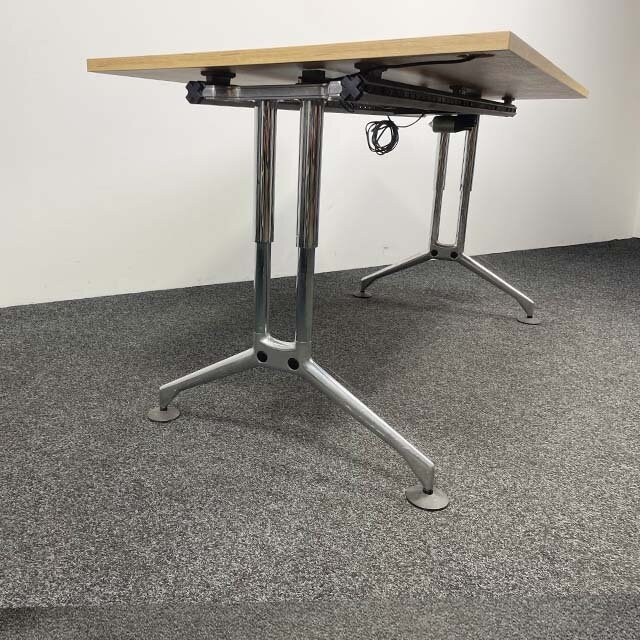 Vitra Ad Hoc Zit- Zit Bureau - Elektrisch Verstelbaar | 160 x 80 cm Vitra Ad Hoc Zit- Zit Bureau - Elektrisch Verstelbaar | 160 x 80 cm