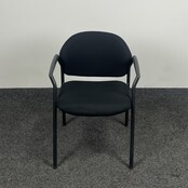 Ahrend 320 Vergaderstoel - Schuine Armleggers - Zwart Onderstel