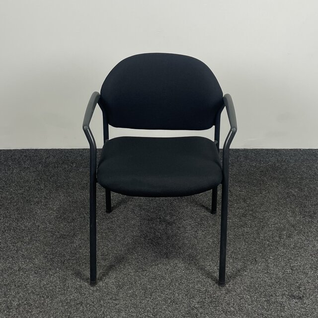 Ahrend 320 Vergaderstoel - Schuine Armleggers - Zwart Onderstel