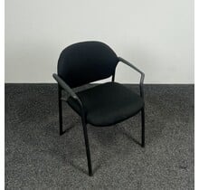 Ahrend 320 Vergaderstoel - Schuine Armleggers - Zwart Onderstel