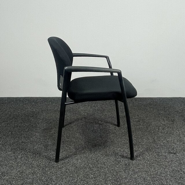 Ahrend 320 Vergaderstoel - Schuine Armleggers - Zwart Onderstel