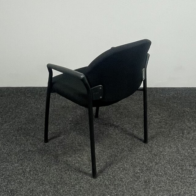 Ahrend 320 Vergaderstoel - Schuine Armleggers - Zwart Onderstel