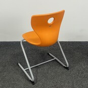 Oranje Schoolstoel - PantoSwing Lupo | M Kuipzitting