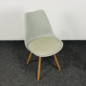 Grijze Kuipstoel - Houten Onderstel