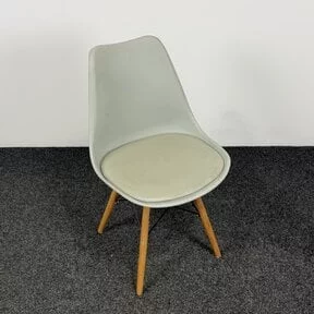 Grijze Kuipstoel - Houten Onderstel