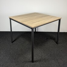Refurbished Ahrend Statafel | 140 x 140 cm