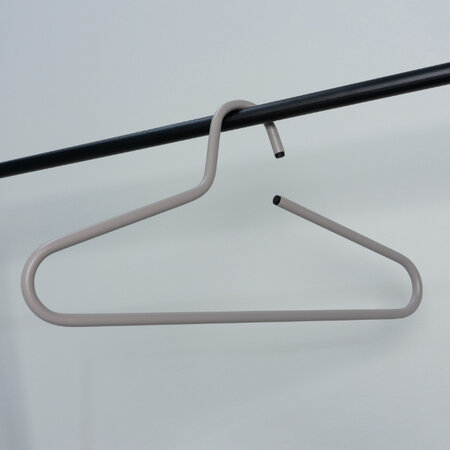 BelaLuz Moderne Kledinghangers Polo Silky taupe staal