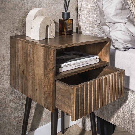 BelaLuz Modern landelijk nachtkastje Carve 1 lade open vak massief acacia bruin