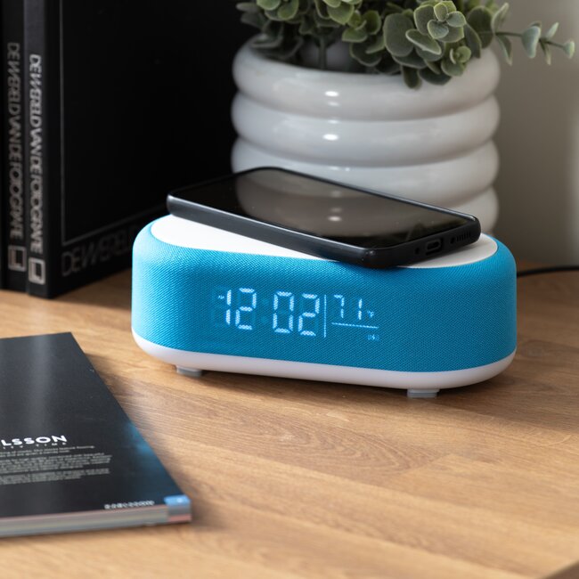 Karlsson Alarmklok Vogue met telefoonoplader en bluetooth helder blauw