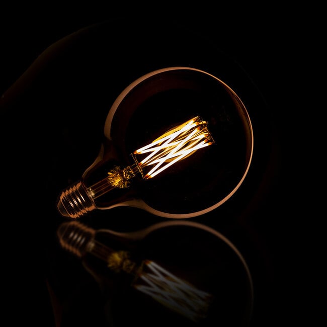 WoonStijl Lichtbron LED filament bol Ø12 5 - E27 6W 2100K 450lm dimbaar / Amberkleurig glas