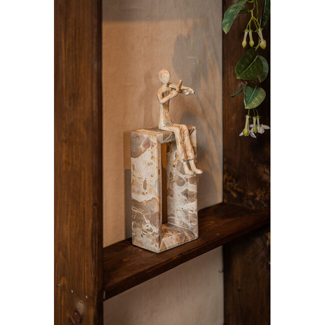 PTMD Ornament Aleria Beige viooldame op marmeren voetstuk