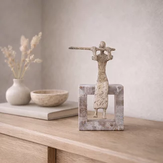 PTMD Ornament Aleria Beige dame met fluit op marmeren voetstuk