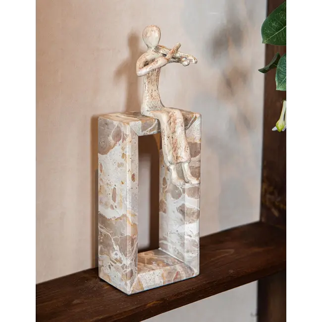 PTMD Ornament Aleria Beige viooldame op marmeren voetstuk