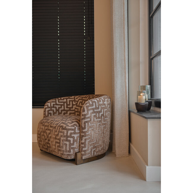 Richmond Interiors  Lounge stoel Hannah bruin labyrinth fire retardant