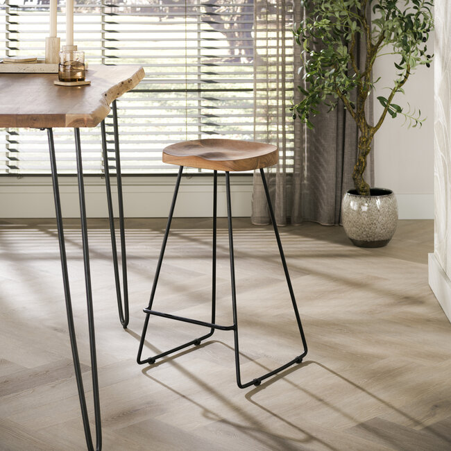 WoonStijl Vintage Barstoel met Acaciahouten Zitting en Zwart Metalen Frame