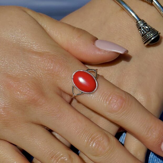 Zilveren ring met rode steen