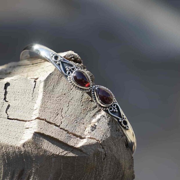 Zilveren edelsteen armband  Vanida Granaat