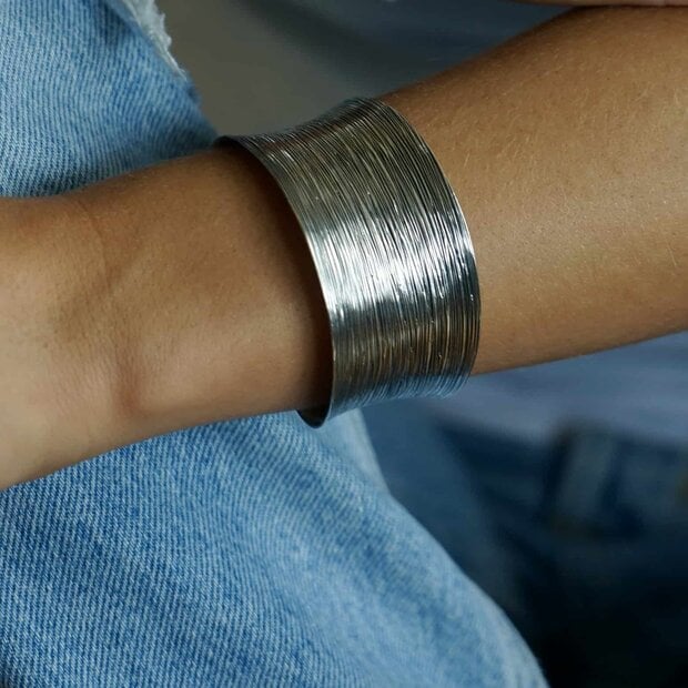 Brede zilveren bangle armband