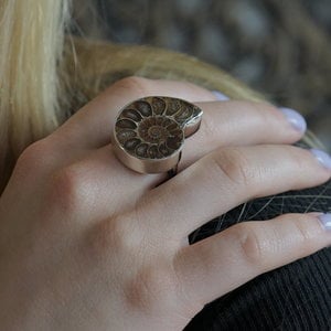 Zilveren ring met Ammoniet fossiel