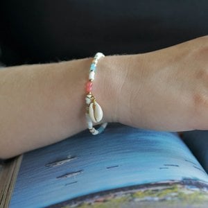 Armbandje cowrie shell pastel